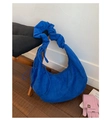 Dettaglio borsa a mezzaluna in camoscio blu reale con manico arricciato alla moda - Taglia unica / Blu