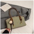 Dettaglio borsa tote in pelle scamosciata verde Morandi con manici in pelle marrone - Verde con Pendente