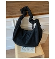 Dettaglio ravvicinato di una borsa a mezzaluna in camoscio nero con tracolla a pieghe - Taglia unica / Nero