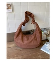 Dettaglio della borsa hobo in pelle scamosciata marrone con tracolla a balze plissettate - Taglia unica / caffè