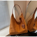 Bolso hobo de ante marrón con diseño minimalista de gran capacidad y detalle de amuleto - Marrón