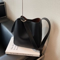 Bolso tipo cubo minimalista en cuero granulado negro con forro marrón y correa ancha - Negro