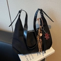 Schwarze sichelförmige Hobo-Tasche aus Wildlederimitat mit Lederriemen und Anhängern - Schwarz mit Anhänger