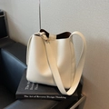Elegante bolso de hombro tipo cubo en cuero color crema con herrajes dorados - Blanco Roto