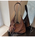 Dunkelbraune Hobo-Tasche aus Wildleder mit Anhängern und verstellbarem Riemen - Kaffee mit Anhänger