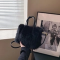 Schwarze Plüsch-Handtasche aus Kunstpelz mit robusten Ledergriffen und goldenen Beschlägen - Schwarz
