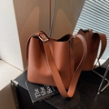Bolso tipo cubo de cuero granulado color caramelo con correa ancha y oro - Marrón