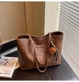 Detalle del bolso tote de cuero PU marrón con placa de metal y colgante de oso de peluche - Marrón con colgante