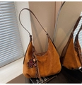 Braune Hobo-Tasche aus Wildlederimitat mit Leopardenbär-Anhänger und Quasten-Detail - Braun mit Anhänger