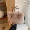 Schicke flauschige Kunstfell Handtasche in Hellbraun mit Tragegriffen und Schultergurt - Braun