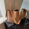 Bolso cubo de cuero granulado marrón caramelo con correa ancha y hebilla dorada - Caqui
