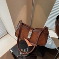 Braune Patchwork-Achseltasche mit gestepptem Rautenmuster und silbernem Drehverschluss - Kaffeebraun