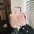 Rosafarbene Pelzhandtasche mit Ledergriff und Schultergurt für den Winter-Look - Rosa