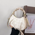 Beige geruite crossbodytas met geplooid handvat en goudkleurige metalen accenten - Lichtbeige