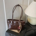 Borsa tote in vernice marrone scuro con trama plissettata e ciondolo leopardato - Caffè con Ciondolo