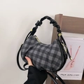 Grijs en zwart geruite crossbodytas met geplooid ontwerp en glanzende gouden hardware - Zwart