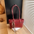 Borsa a spalla rossa lucida retrò con trama a pieghe e ciondolo a forma di orso - Rosso Vino Con Pendente