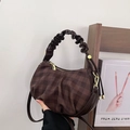 Donkerbruine crossbodytas met schaakbordpatroon, gerimpeld handvat en gouden rits - Bruin