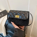 Borsa a tracolla quadrata trapuntata nera con chiusura a rotazione dorata e inserti scamosciati - Nero