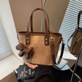Borsa tote in tela marrone con finiture in pelle e ciondolo a forma di orsetto - Marrone con ciondolo