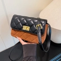 Borsa a tracolla trapuntata in pelle nera e camoscio marrone con fibbia dorata - Marrone