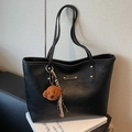 Bolso tote negro minimalista de gran capacidad en cuero sintético con perrito - Negro con colgante