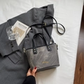 Borsa tote grigio scuro testurizzata con manici neri e tracolla su un blazer - Marrone Tè Scuro (Senza Pendente)