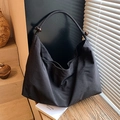 Grote zwarte canvas hobo tas met vintage houten kralen detail op de schouderband - Zwart