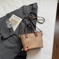 Borsa a secchiello vintage in pelle marrone testurizzata con manico e logo oro - Marrone Senza Ciondolo