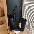 Minimalistische schwarze gewebte große Shopper-Tasche mit hölzernem Perlenanhänger - Schwarz mit Anhänger