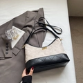 Chic two-tone frosted underarm bag in beige and black quilted leather with chain - White Without Pendant