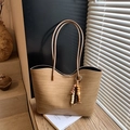 Hellbraune gewebte Tragetasche mit Perlenquaste und gewelltem Rand-Detail - Khaki mit Anhänger