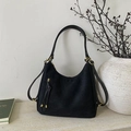 Matte schwarze Vintage-Tragetasche mit goldenen Beschlägen und Quastendetails - Schwarz