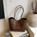 Grand sac cabas en paille tressée marron foncé avec fines anses en cuir et design chic - Café sans Pendentif