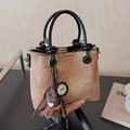 Petit sac seau rétro en similicuir marron avec poignée noire et breloque ours - Marron avec pendentif