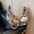 Hobo-Tasche aus Canvas mit Blumenmuster, Paisley-Print und flauschigem Wolken-Anhänger - Weiß mit Anhänger