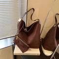 Bolso tote de ante marrón oscuro mate con hebilla dorada y estuche con cremallera a juego - Marrón