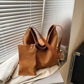 Bolso tote de ante marrón caramelo con neceser a juego y detalle de hebilla dorada - Marrón
