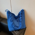 Retro Klein-blaue Wildledertasche mit Rüschenkanten und Kordelzug-Seitendetails - Blau
