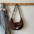 Braune Canvas-Halbmondtasche mit schwarzem Paisley-Muster und verstellbarem Tragegurt - Kaffee ohne Anhänger