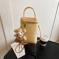 Mini bolso cuadrado amarillo crema con un colgante de oso de peluche y detalles dorados - Amarillo