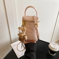 Mini bolso de charol rosa claro con correa ajustable y un tierno colgante de oso - Rosa