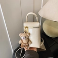 Mini bolso de mano color crema en cuero brillante con bonito colgante de osito - Blanco