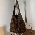Gros plan détaillé montrant la texture douce et le motif léopard du sac cabas en toile - Imprimé léopard