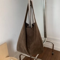 Détail du sac fourre-tout minimaliste en daim marron foncé avec large bandoulière unie - Marron