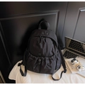Détail du sac à dos en nylon noir avec poche à cordon et tissu imperméable mat - Noir
