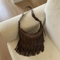 Bolso bandolera bohemio marrón oscuro de cuero mate con flecos largos y correa ajustable - Marrón