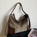 Grote hobo-tas met luipaardprint, bruine leren bies en een verstelbare schouderriem - Bruin