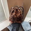 Schicke Beuteltasche mit Leopardenmuster, Kordelzug und verstellbarem Umhängeriemen - Leopardenmuster