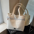Bolso tote de lona blanco roto con bordado en zigzag azul y un lindo parche de dibujo - Blanco Roto